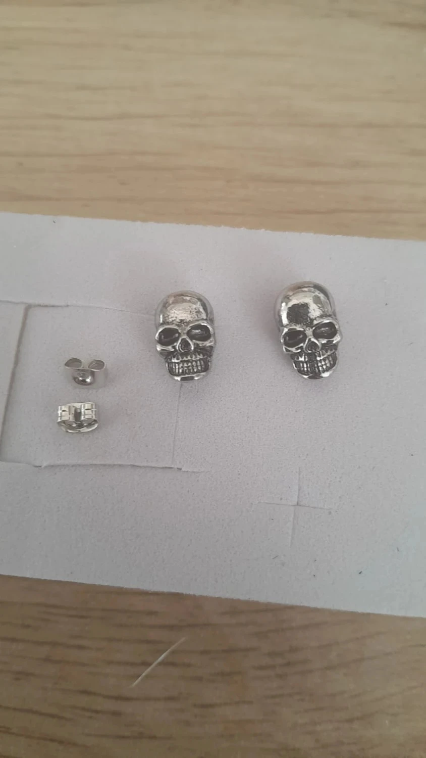 Boucles d'oreilles puces, clous, tête de mort, argentées